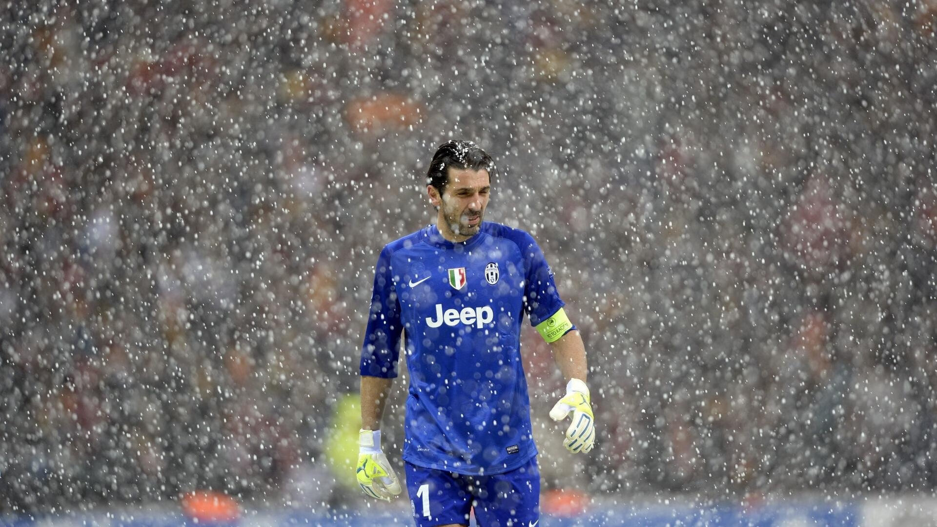 “简阳文体中心：飞扬的羽毛球赛场点燃全场热情”